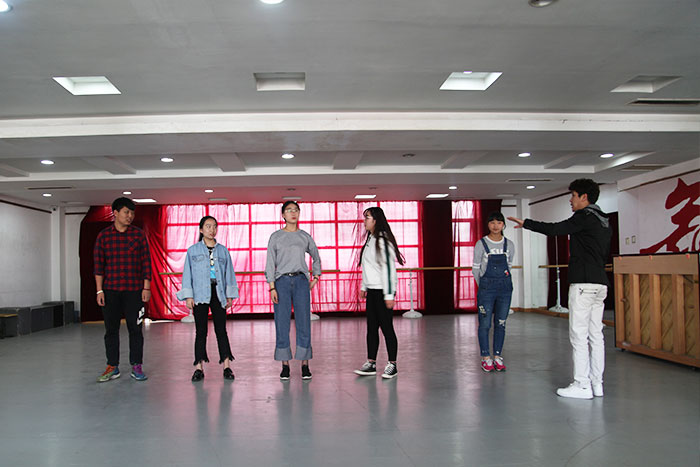 表演老師對(duì)學(xué)生進(jìn)行專(zhuān)業(yè)知道