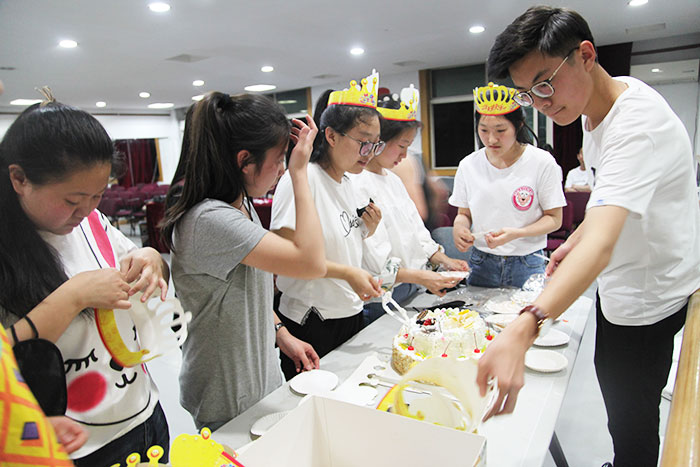星干線(xiàn)給同學(xué)們辦生日會(huì)