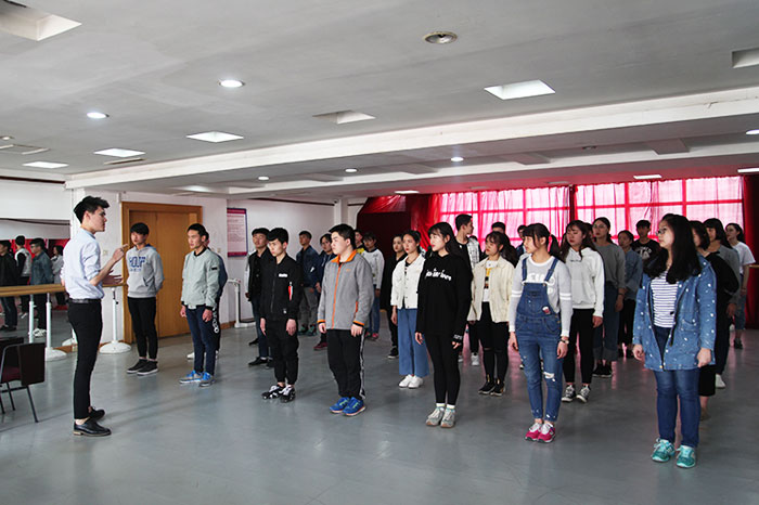表演專(zhuān)業(yè)老師對(duì)學(xué)生進(jìn)行專(zhuān)業(yè)指導(dǎo)