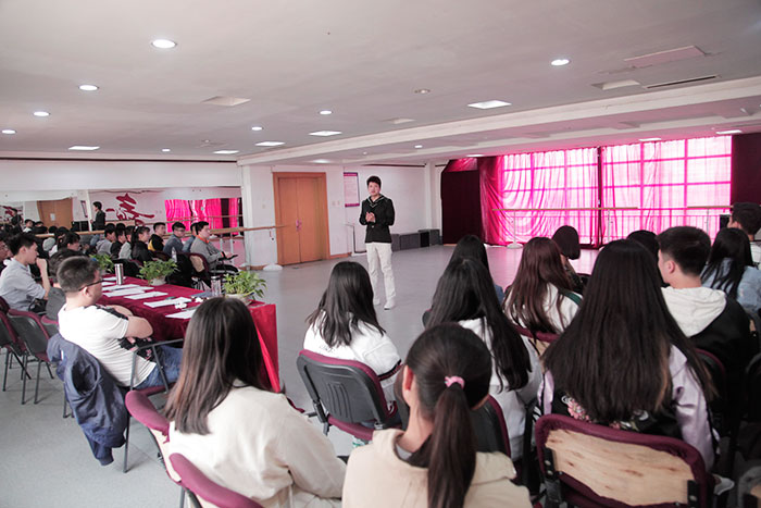 表演老師對(duì)學(xué)生的點(diǎn)評(píng)