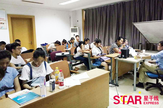 張老師給同學們進行專業(yè)方面的解讀及名校報考指導
